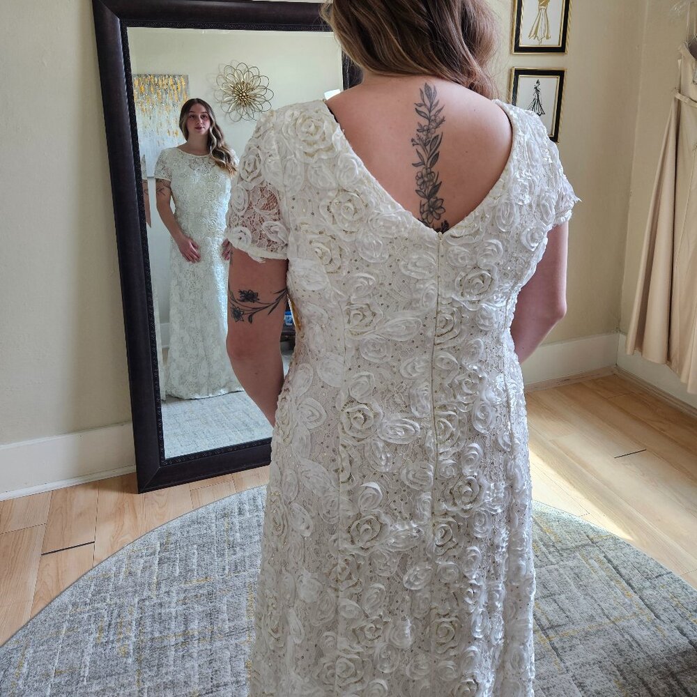 Size 14 white/gold rosette soutache lace short sleeve aline gown Alex Evenings - Picture 6 of 8